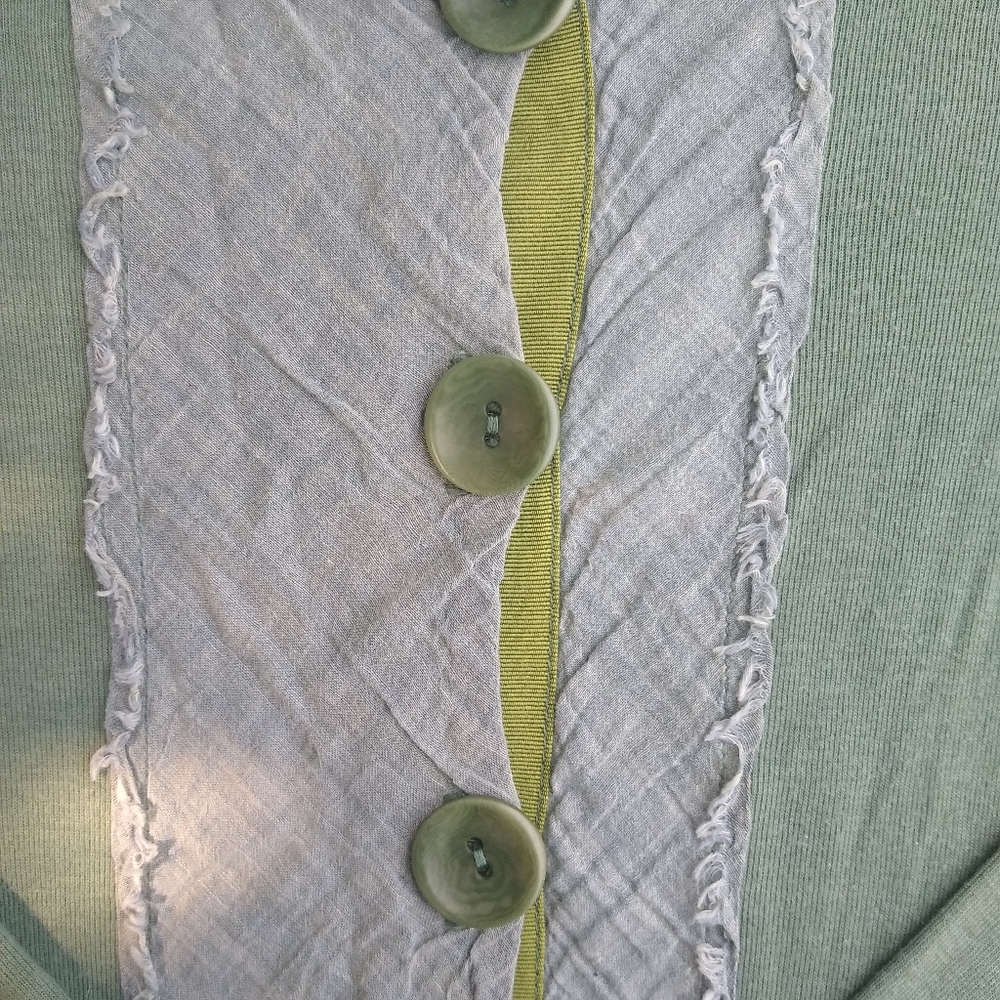 Spring Green Top 🌿 - Picture 2 of 3